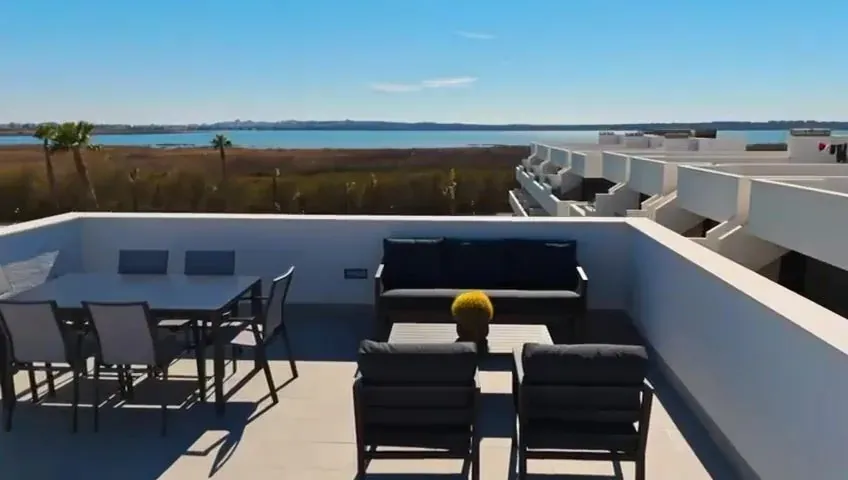 Terras op het zuiden met loungeset en uitzicht over het natuurpark