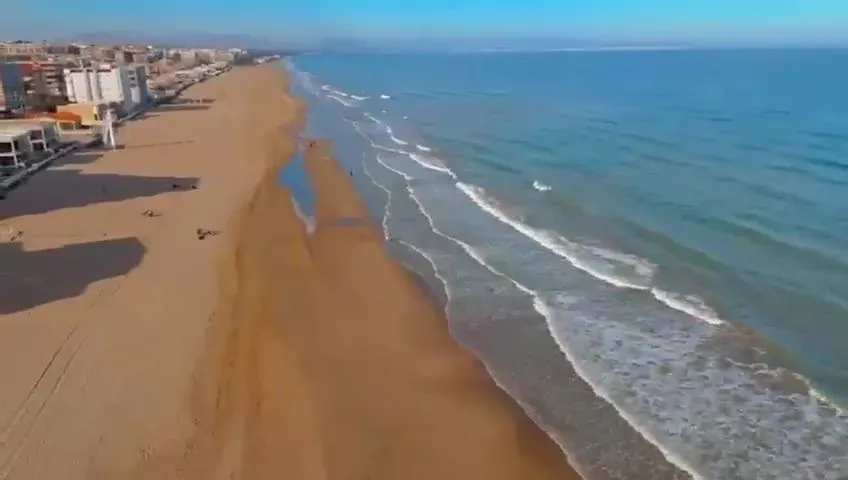 Luchtfoto van het brede strand van Guardamar del Segura
