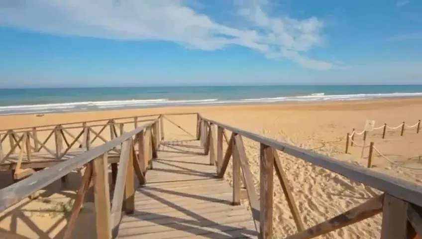 Houten vlonderpad door de duinen van Guardamar richting het strand